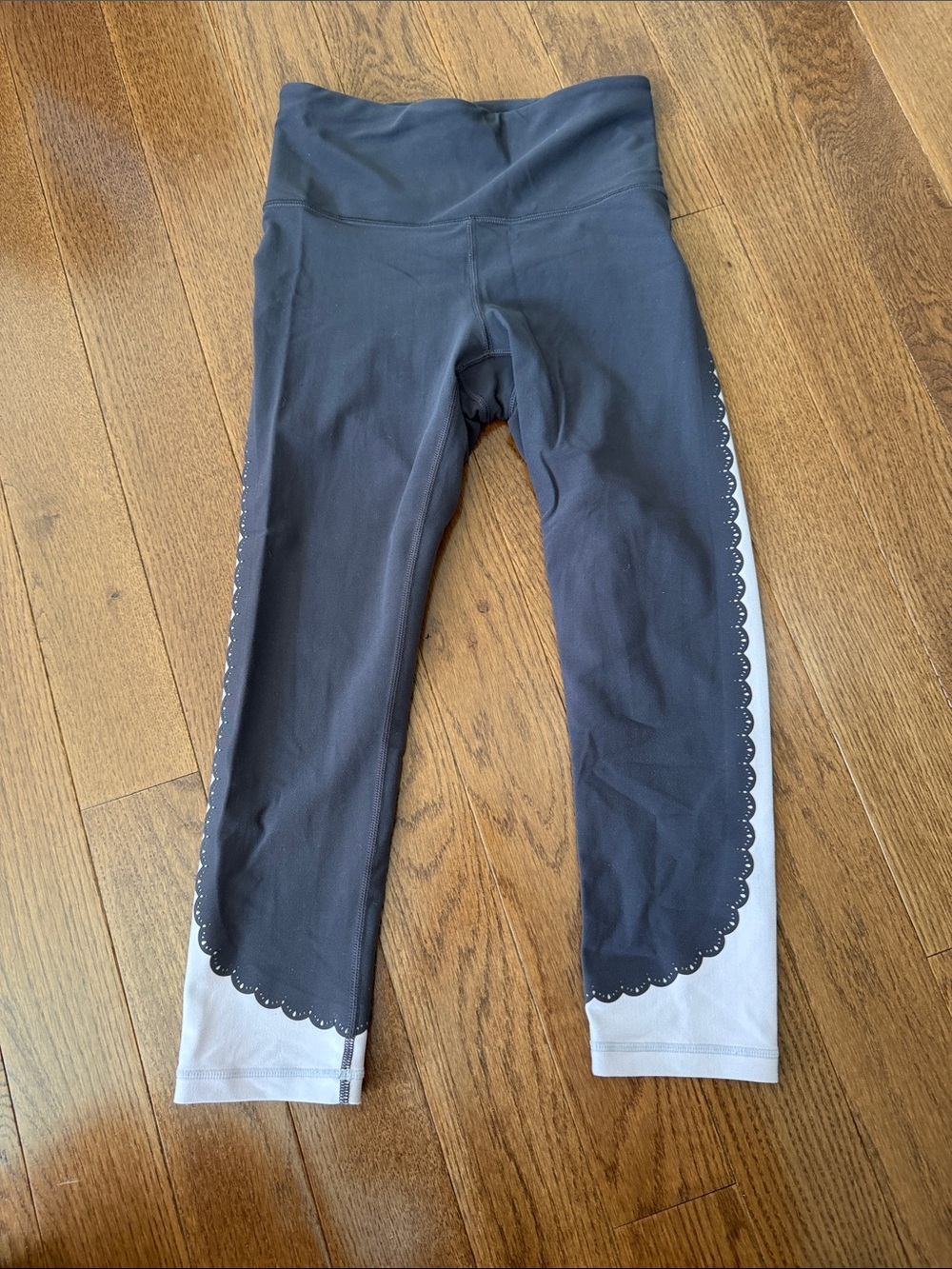 Women's XS Athleta gray and pale pink Scallop-Trim capri Leggings